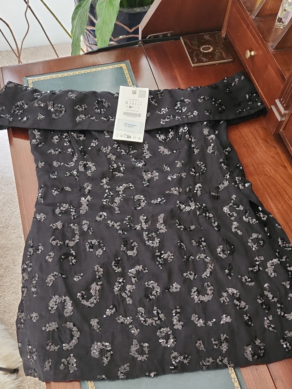 Zara Off-Shoulder Black Sequin Top  Made of Viscose And linen.